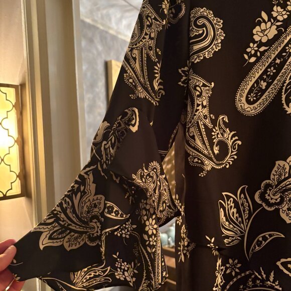 NWT Vince Camuto Black Floral Bell Sleeve Blouse Size M - Picture 2 of 12